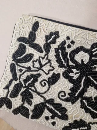 Bolso Clutch Bordado Blanco y Negro