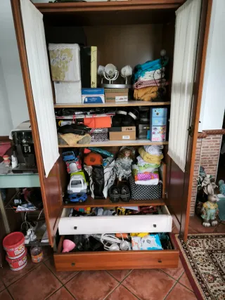 Armario de madera con puertas de cristal