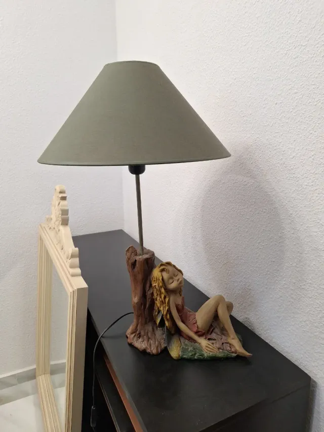 Lámpara de mesa con figura de hada