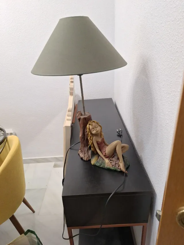 Lámpara de mesa con figura de hada