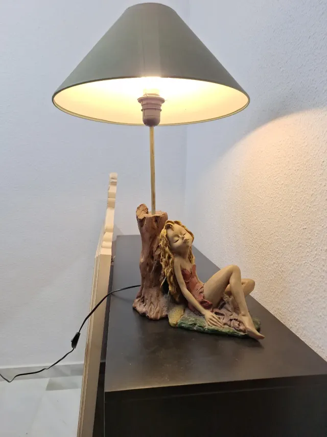 Lámpara de mesa con figura de hada