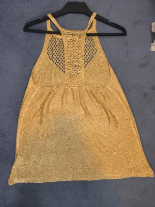 Blusa dorada brillante con escote halter