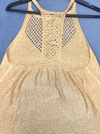 Blusa dorada brillante con escote halter