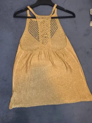 Blusa dorada brillante con escote halter