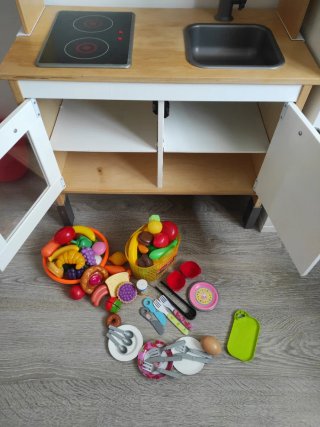 Cocinita de madera IKEA para niños, y accesorios