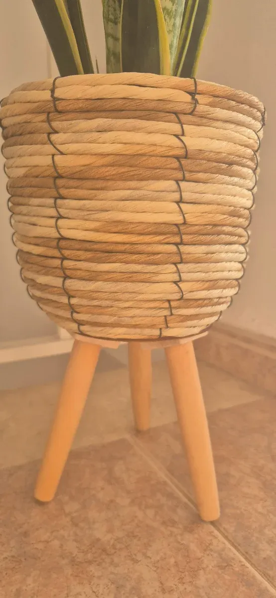 Macetero mimbre y madera balcón