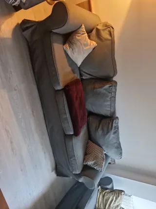 Sofá de tela gris tres plazas