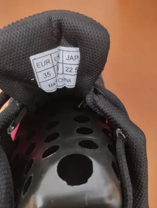 Zapatillas deportivas negras y rosas