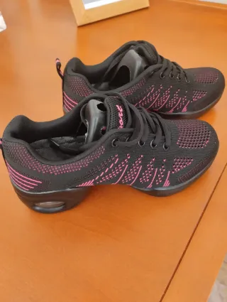 Zapatillas deportivas negras y rosas