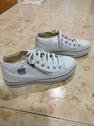 Zapatillas blancas Apple United.