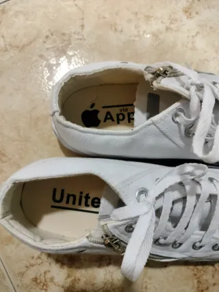 Zapatillas blancas Apple United.
