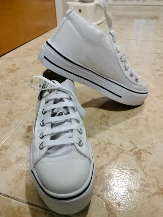 Zapatillas blancas Apple United.