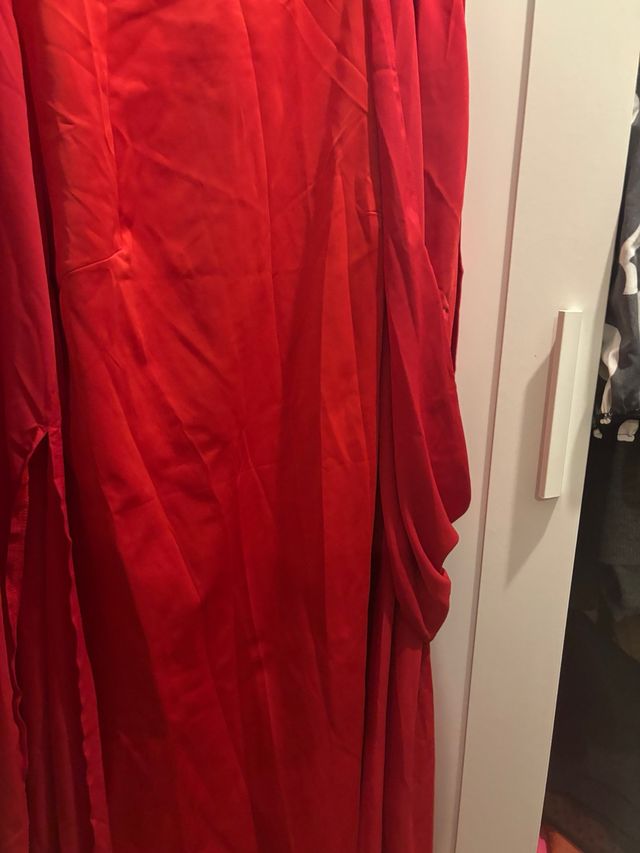 Vestido rojo con capa de gasa