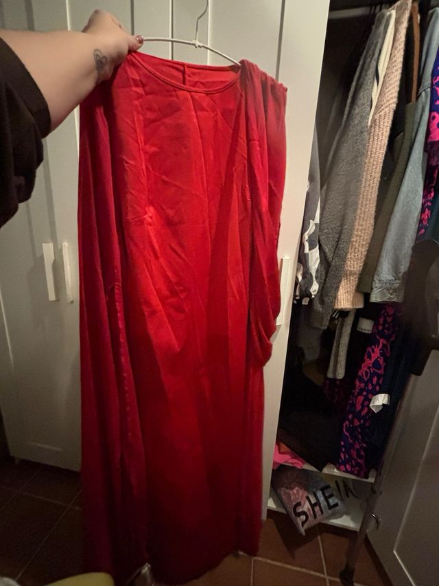 Vestido rojo con capa de gasa