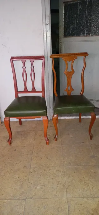 Dos sillas diferentes de comedor madera y cuero