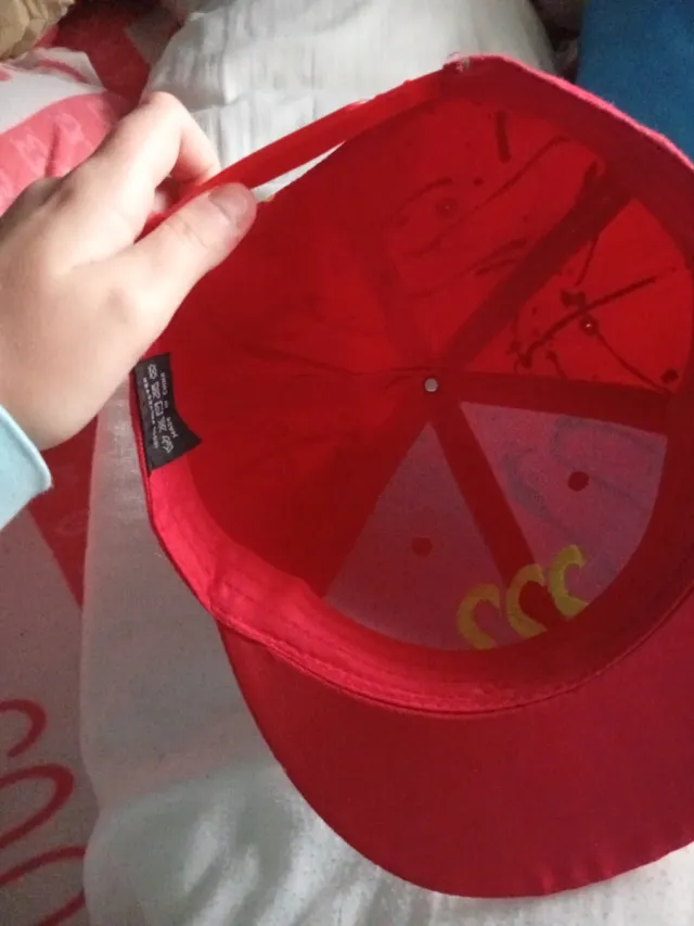 Gorra roja con salpicaduras