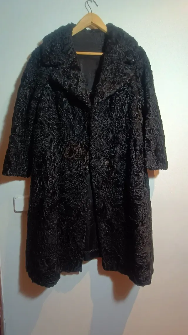 Abrigo negro de pelo rizado