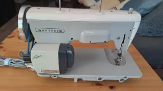 Máquina de coser Wertheim, en muy buen estado.