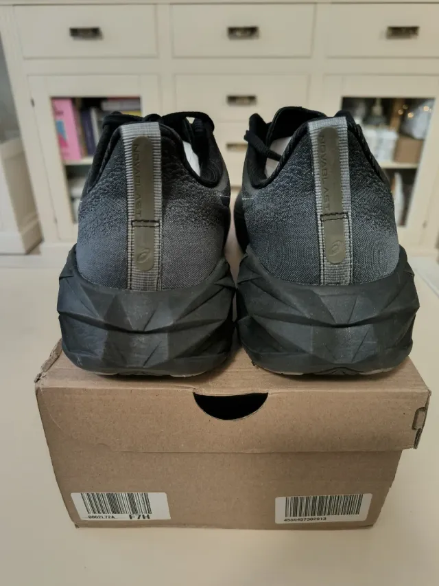 Zapatillas Asics Novablast 4 negras