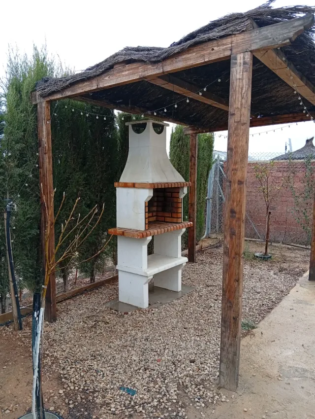 Barbacoa de ladrillo y hormigón con pérgola