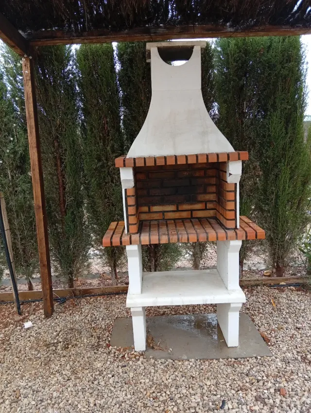 Barbacoa de ladrillo y hormigón con pérgola