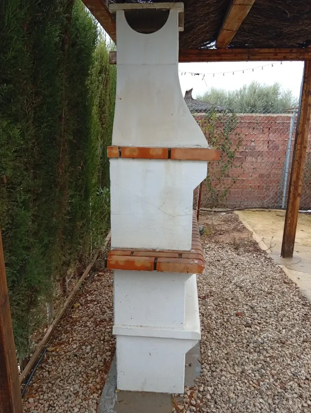 Barbacoa de ladrillo y hormigón con pérgola
