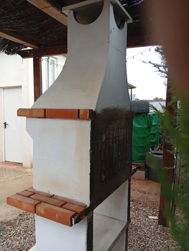 Barbacoa de ladrillo y hormigón con pérgola
