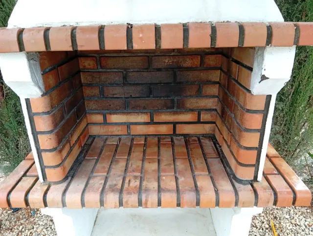 Barbacoa de ladrillo y hormigón con pérgola