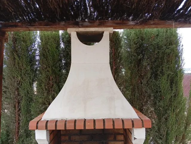 Barbacoa de ladrillo y hormigón con pérgola
