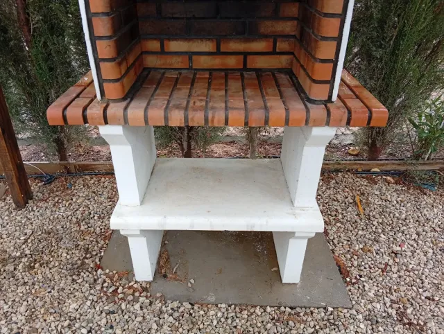 Barbacoa de ladrillo y hormigón con pérgola