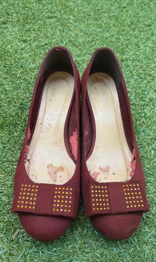 Zapatos de vestir burdeos con detalle dorado