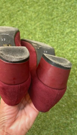 Zapatos de vestir burdeos con detalle dorado