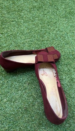 Zapatos de vestir burdeos con detalle dorado