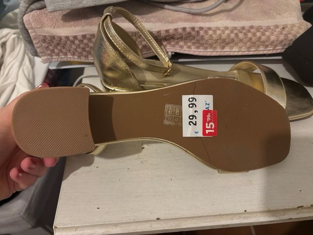 Sandalias doradas tacón bajo