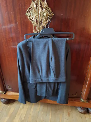 Traje de chaqueta y pantalón gris