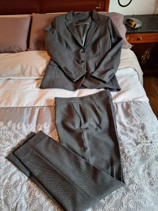 Traje de chaqueta y pantalón gris