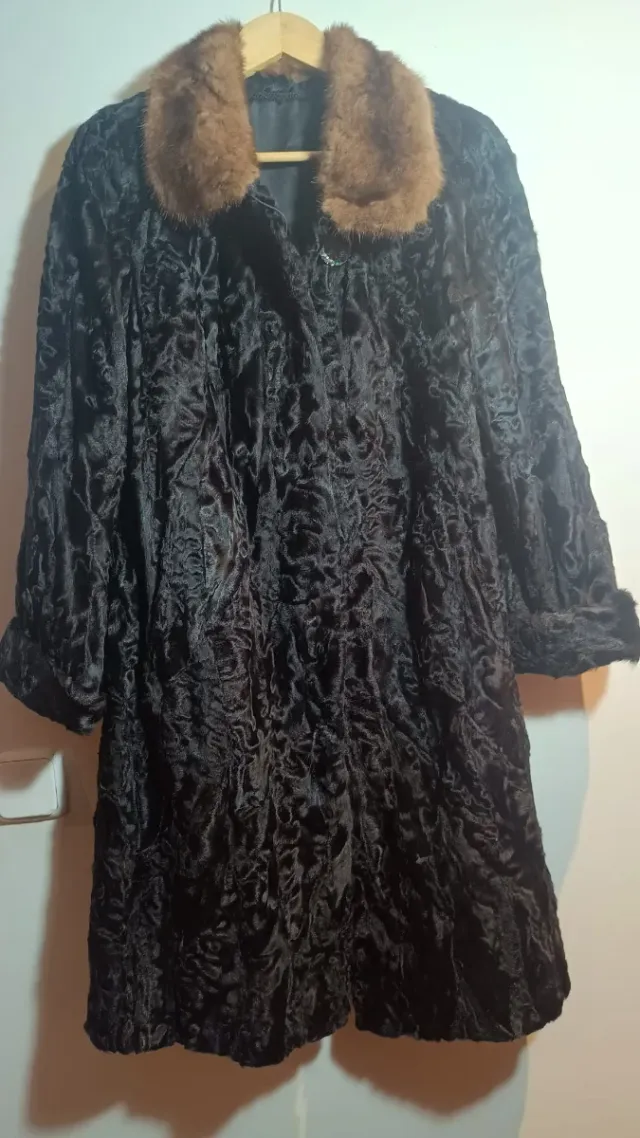 Abrigo negro con cuello marrón