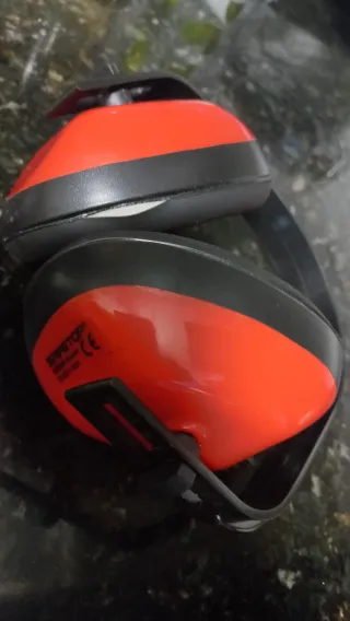 Orejeras de seguridad rojas