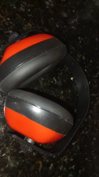 Orejeras de seguridad rojas