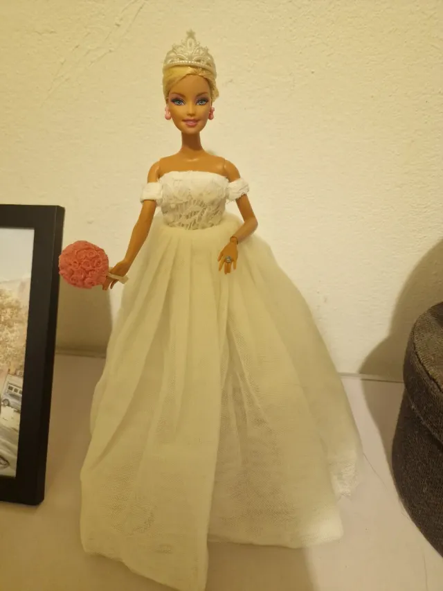 Traje de Novia Barbie con Tiara y Ramo