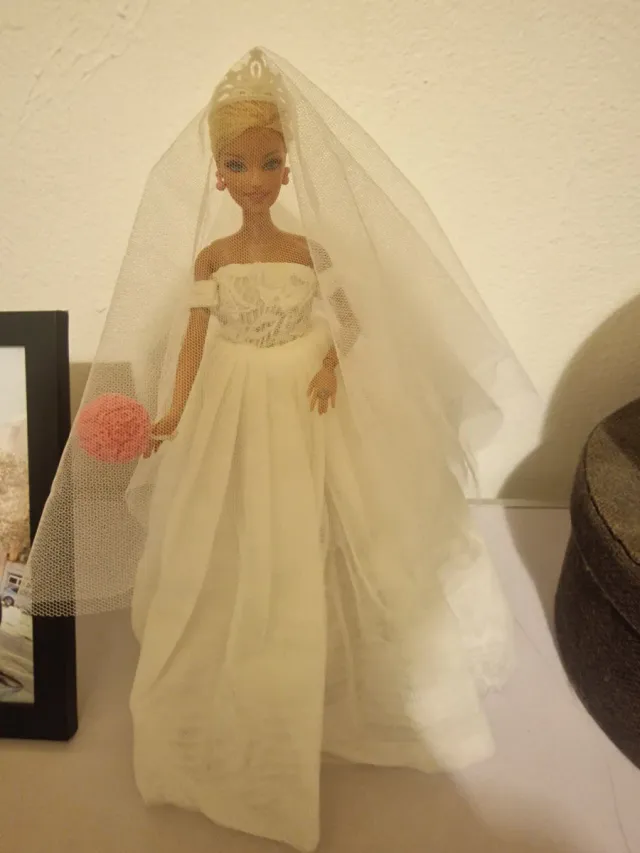 Traje de Novia Barbie con Tiara y Ramo