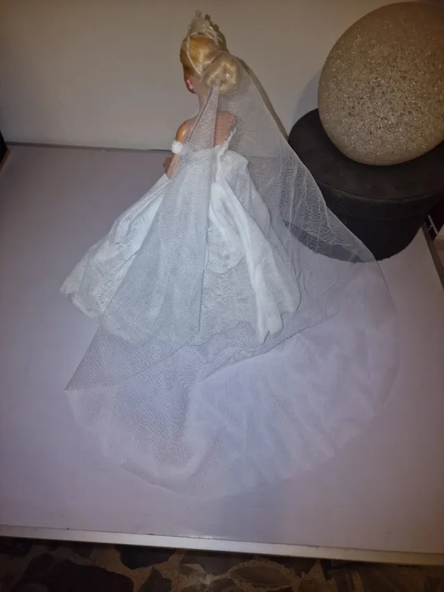 Traje de Novia Barbie con Tiara y Ramo