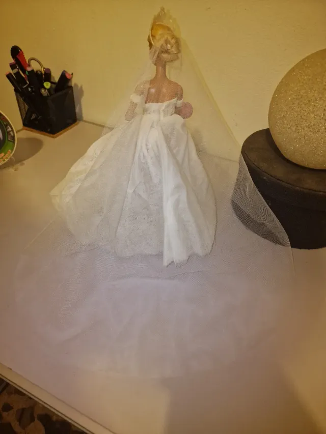 Traje de Novia Barbie con Tiara y Ramo