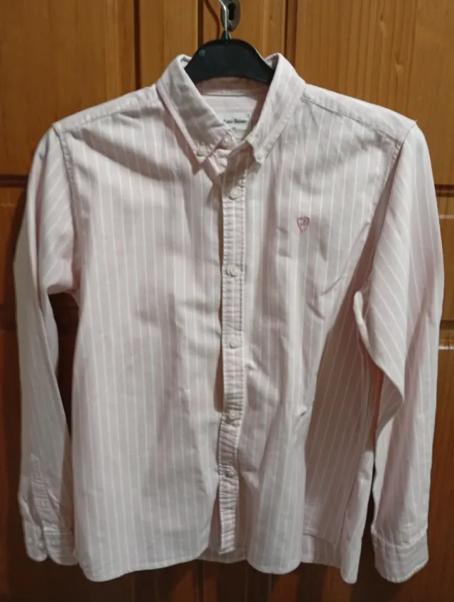 Camisa Álvaro Moreno rosa con rayas blancas.