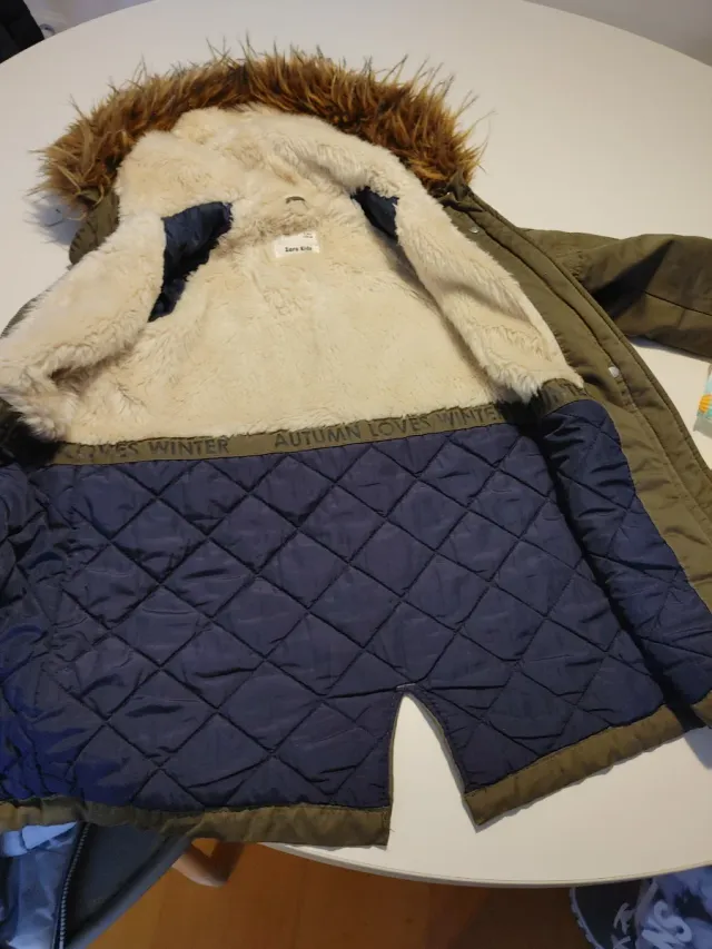 Parka infantil con capucha y pelo