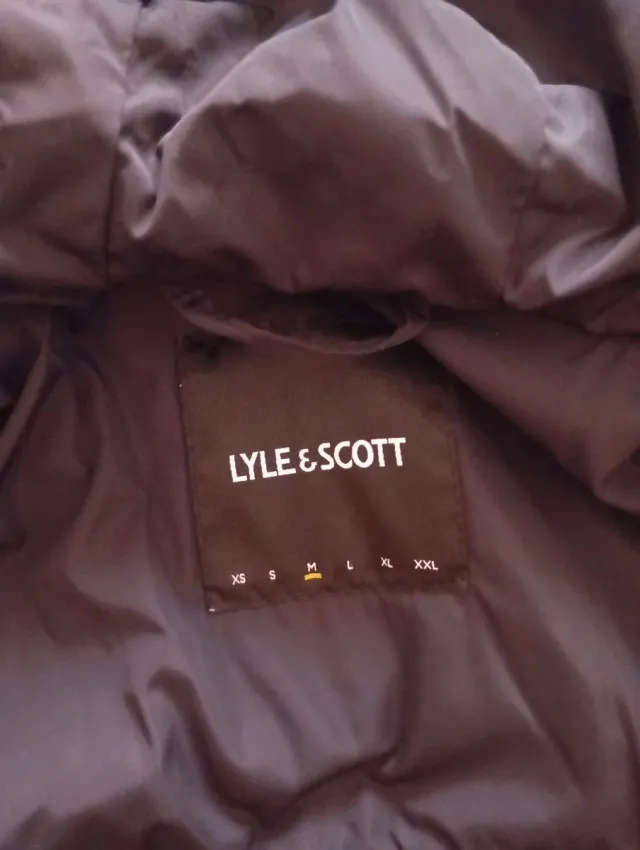 Abrigo ligero color burdeos precioso