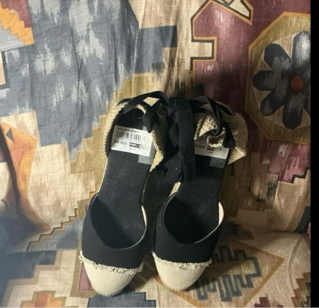 Alpargatas femininas pretas e bege