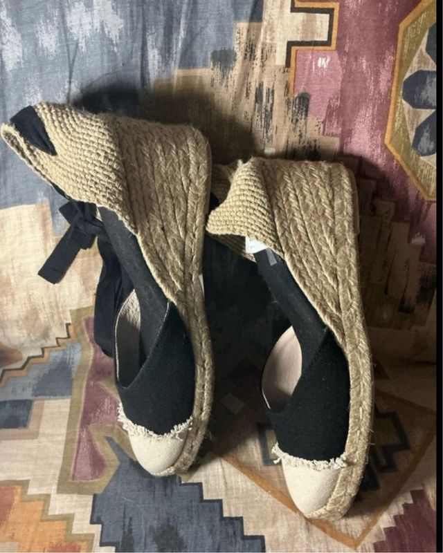 Alpargatas femininas pretas e bege