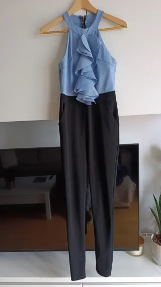 Mono elegante con volantes