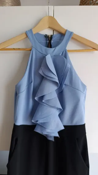 Mono elegante con volantes